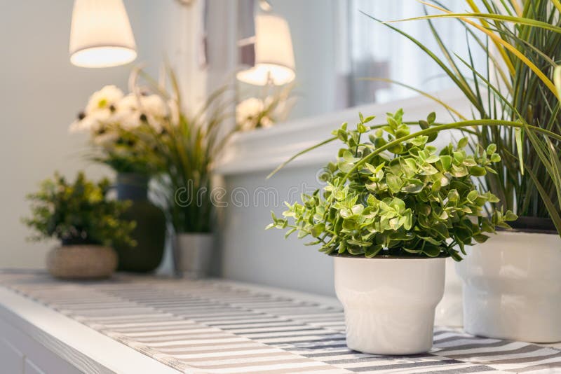 Decoración artificial del florero en sala de estar moderna Detallado de diseño interior de la sala de estar moderna con las plant fotografía de archivo Decoración artificial del florero en sala de estar moderna Detallado de diseño interior de la sala de estar moderna con las plant fotografía de archivo