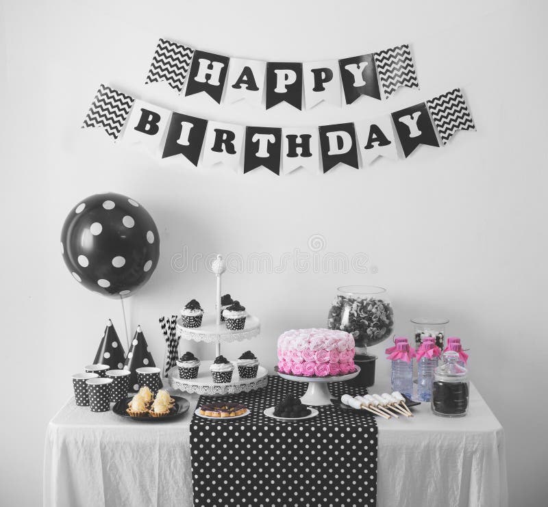 Decoración blanco y negro de la fiesta de cumpleaños imágenes de archivo libres de regalías Decoración blanco y negro de la fiesta de cumpleaños imágenes de archivo libres de regalías