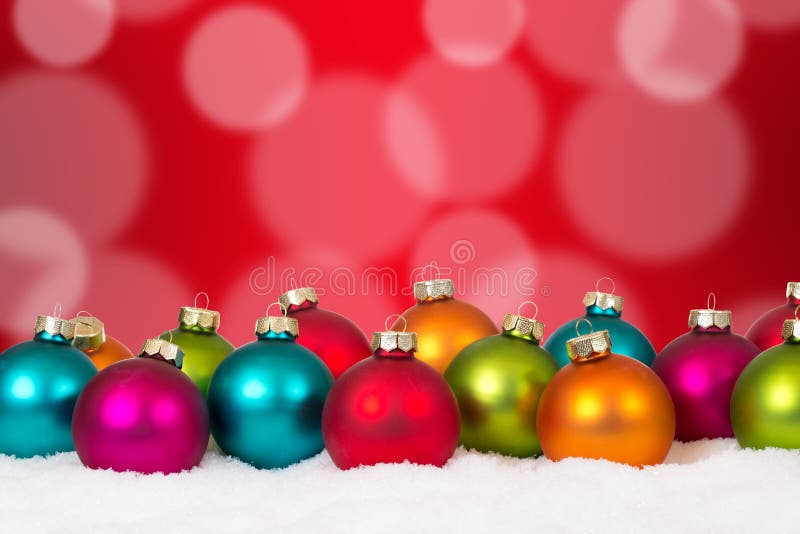Decoración colorida del fondo de muchas bolas de la Navidad con nieve fotos de archivo