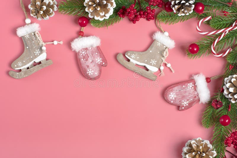 Decoración-conos del Año Nuevo, manoplas de madera rojas, patines, árbol verde, copos de nieve en fondo rosado imágenes de archivo libres de regalías Decoración-conos del Año Nuevo, manoplas de madera rojas, patines, árbol verde, copos de nieve en fondo rosado imágenes de archivo libres de regalías