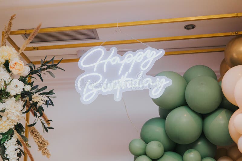 Decoración de cumpleaños festiva con signos de neón y globos. fotografía de archivo libre de regalías