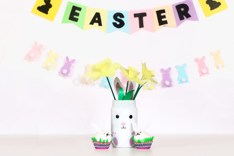 Decoración de Diy para Pascua Guirnaldas de papel, conejito del florero, narcisos, conejitos de los huevos, cesta con los huevos fotografía de archivo libre de regalías Decoración de Diy para Pascua Guirnaldas de papel, conejito del florero, narcisos, conejitos de los huevos, cesta con los huevos fotografía de archivo libre de regalías
