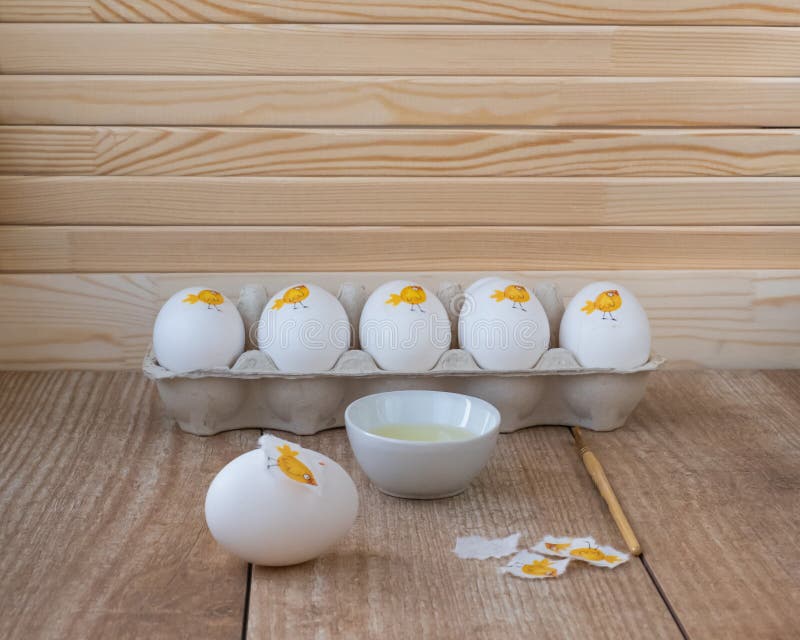Decoración de huevos blancos para Pascua utilizando una técnica de desconchado Pegando una servilleta de papel con la imagen de u imagen de archivo