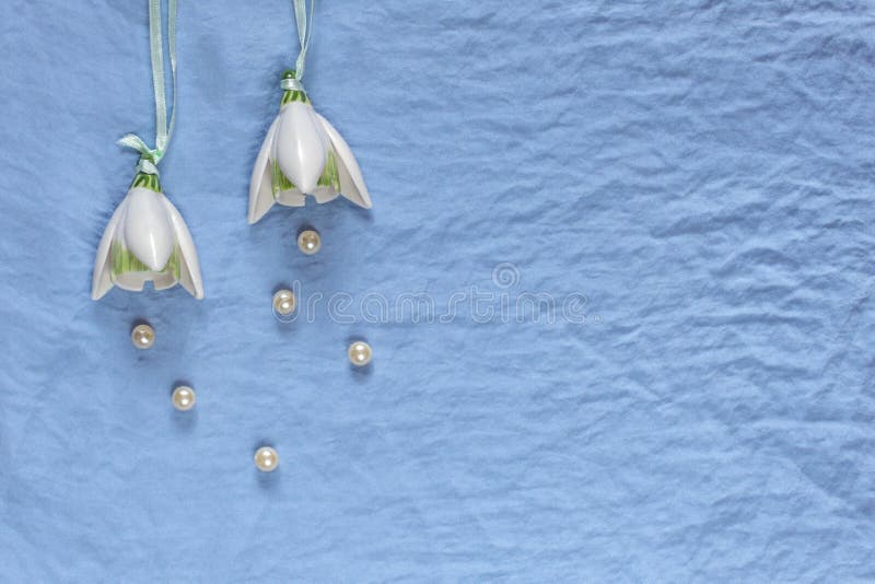 Decoración de la boda Flores de cerámica blancas, perlas en vagos de una tela del azul imagen de archivo libre de regalías Decoración de la boda Flores de cerámica blancas, perlas en vagos de una tela del azul imagen de archivo libre de regalías