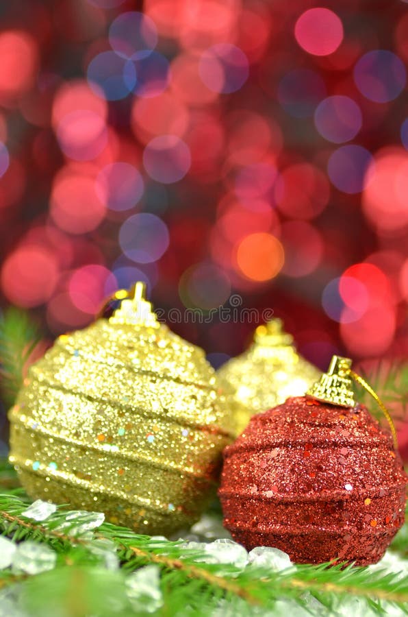 Decoración de la Navidad, bolas de la Navidad y cono en fondo del bokeh imágenes de archivo libres de regalías Decoración de la Navidad, bolas de la Navidad y cono en fondo del bokeh imágenes de archivo libres de regalías