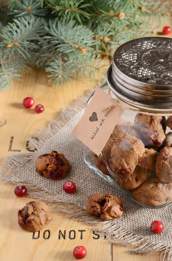 Decoración de la Navidad con las galletas, el arándano y la rama de árbol de abeto foto de archivo libre de regalías Decoración de la Navidad con las galletas, el arándano y la rama de árbol de abeto foto de archivo libre de regalías