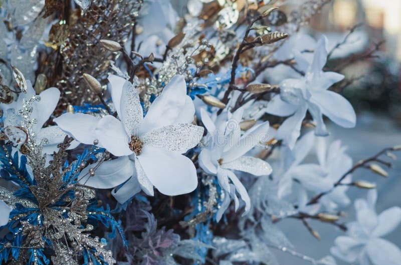 Decoración de la Navidad con las hojas blancas del flor, de bronce y las luces en la calle imágenes de archivo libres de regalías Decoración de la Navidad con las hojas blancas del flor, de bronce y las luces en la calle imágenes de archivo libres de regalías