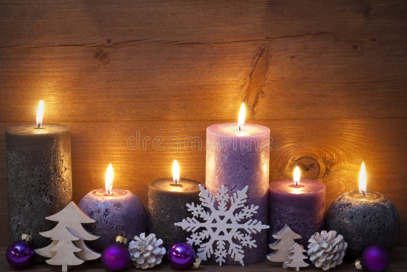 Decoración de la Navidad con Puprle y las velas negras, ornamento imagenes de archivo Decoración de la Navidad con Puprle y las velas negras, ornamento imagenes de archivo