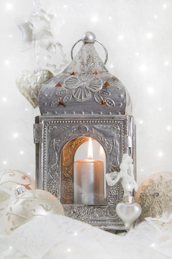 Decoración de la Navidad con un latern en blanco y plata para un chr fotografía de archivo libre de regalías Decoración de la Navidad con un latern en blanco y plata para un chr fotografía de archivo libre de regalías