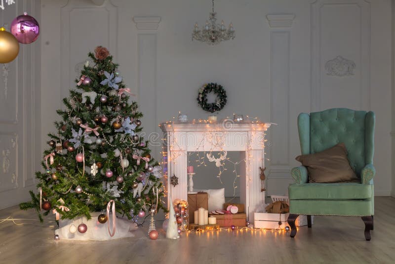 Decoración de la Navidad de la Feliz Año Nuevo, fondo, chimenea, árbol tarjeta imagen de archivo Decoración de la Navidad de la Feliz Año Nuevo, fondo, chimenea, árbol tarjeta imagen de archivo