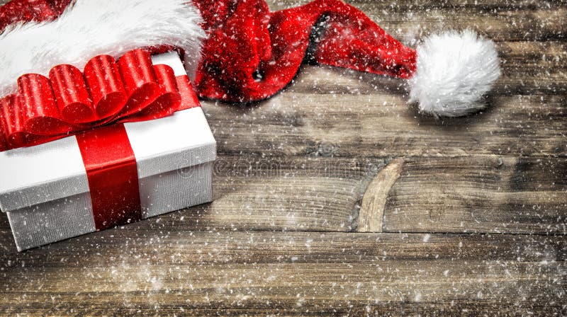 Decoración de la Navidad Nieve que cae del arco rojo de la cinta de la caja de regalo fotografía de archivo Decoración de la Navidad Nieve que cae del arco rojo de la cinta de la caja de regalo fotografía de archivo