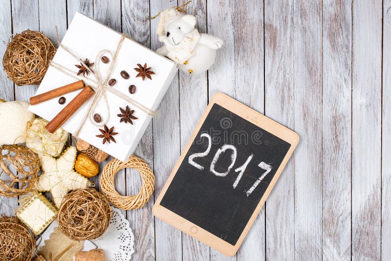 Decoración de la Navidad y caja de regalo sobre fondo de madera Concepto de las vacaciones de invierno 2017 en la tableta Espacio foto de archivo Decoración de la Navidad y caja de regalo sobre fondo de madera Concepto de las vacaciones de invierno 2017 en la tableta Espacio foto de archivo