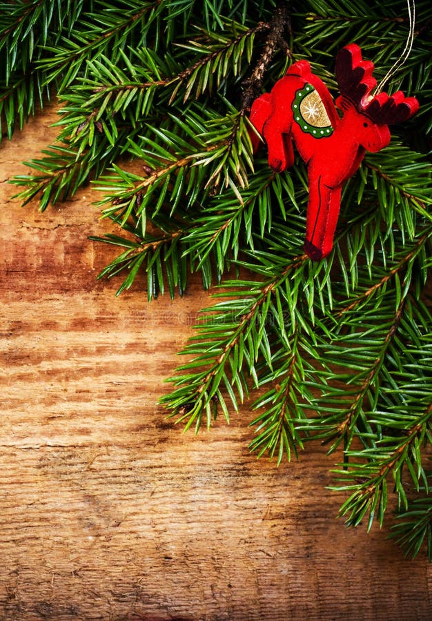 Decoración de las vacaciones de invierno de la Navidad en el fondo de madera con el co fotos de archivo libres de regalías Decoración de las vacaciones de invierno de la Navidad en el fondo de madera con el co fotos de archivo libres de regalías