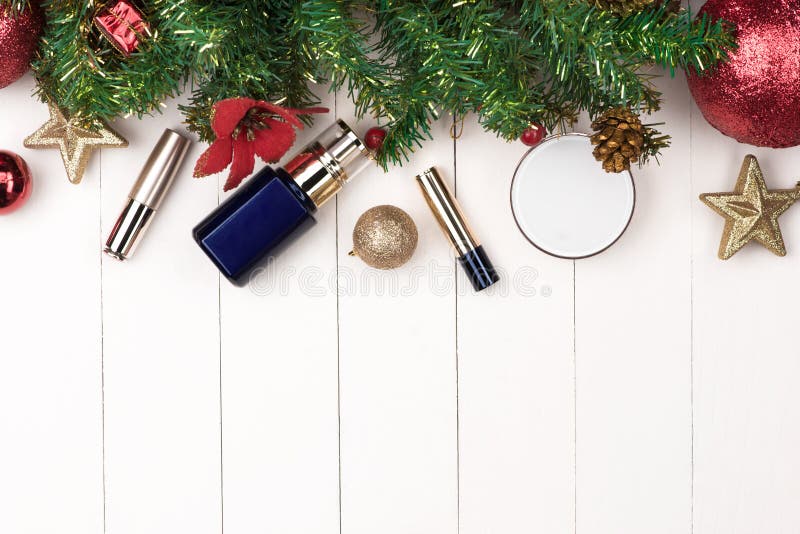 Decoración de las vacaciones de invierno con el regalo de los cosméticos de las mujeres Nueva y feliz fotografía de archivo Decoración de las vacaciones de invierno con el regalo de los cosméticos de las mujeres Nueva y feliz fotografía de archivo
