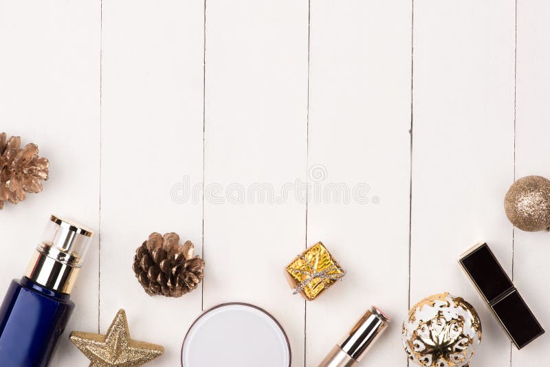 Decoración de las vacaciones de invierno con el regalo de los cosméticos de las mujeres Nueva y feliz fotografía de archivo Decoración de las vacaciones de invierno con el regalo de los cosméticos de las mujeres Nueva y feliz fotografía de archivo