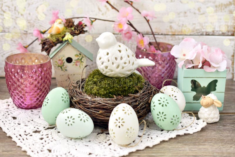 Decoración de Pascua con el pájaro de la porcelana en jerarquía y huevos imagen de archivo libre de regalías Decoración de Pascua con el pájaro de la porcelana en jerarquía y huevos imagen de archivo libre de regalías