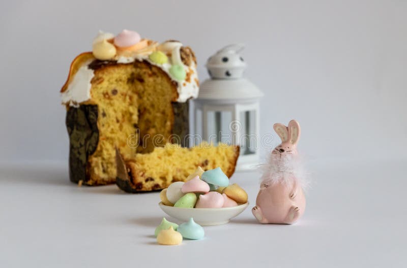 Decoración de Pascua con los merengues coloridos, la torta de Pascua y un conejito rosado en colores pastel del color fotografía de archivo Decoración de Pascua con los merengues coloridos, la torta de Pascua y un conejito rosado en colores pastel del color fotografía de archivo