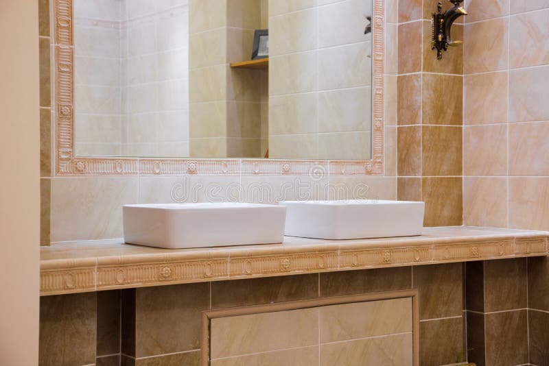 El Mármol Moderno Embaldosó El Cuarto De Baño Imagen de archivo