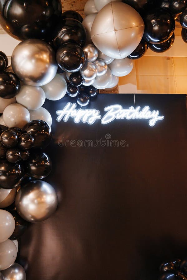 Decoración festiva de cumpleaños con globos de plata y negro foto de archivo libre de regalías