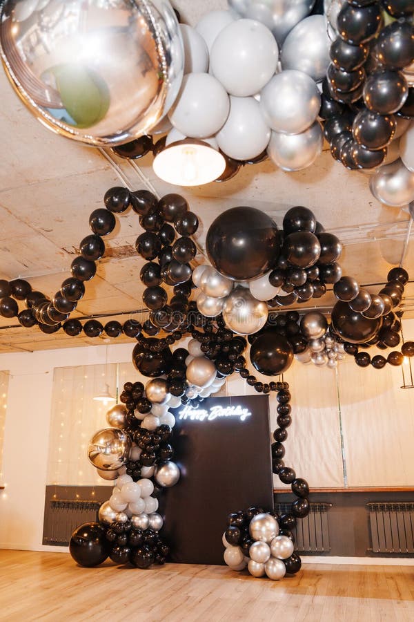 Decoración festiva de cumpleaños con globos de plata y negro fotografía de archivo