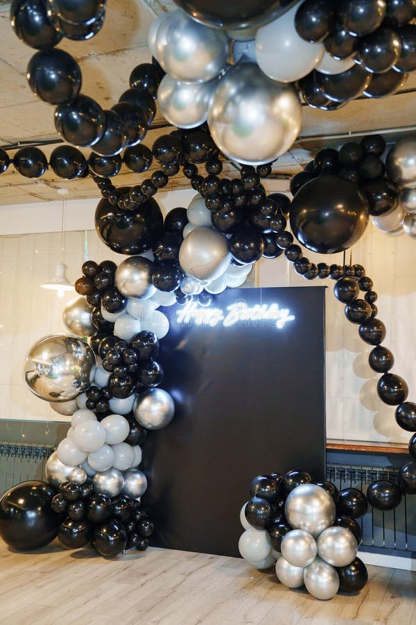 Decoración festiva de cumpleaños con globos de plata y negro foto de archivo libre de regalías
