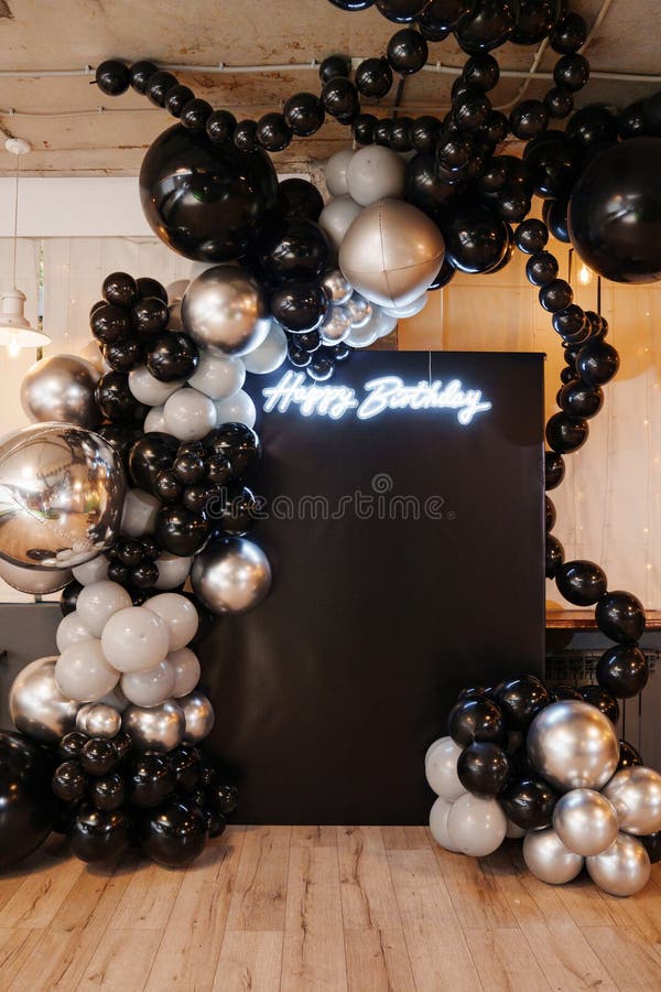 Decoración festiva de cumpleaños con globos de plata y negro imagen de archivo libre de regalías