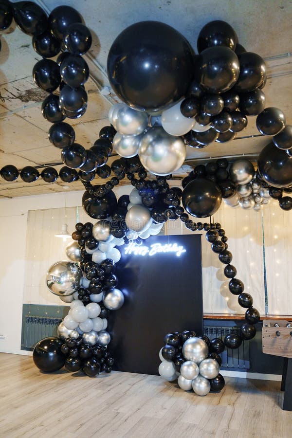 Decoración festiva de cumpleaños con globos de plata y negro imagen de archivo