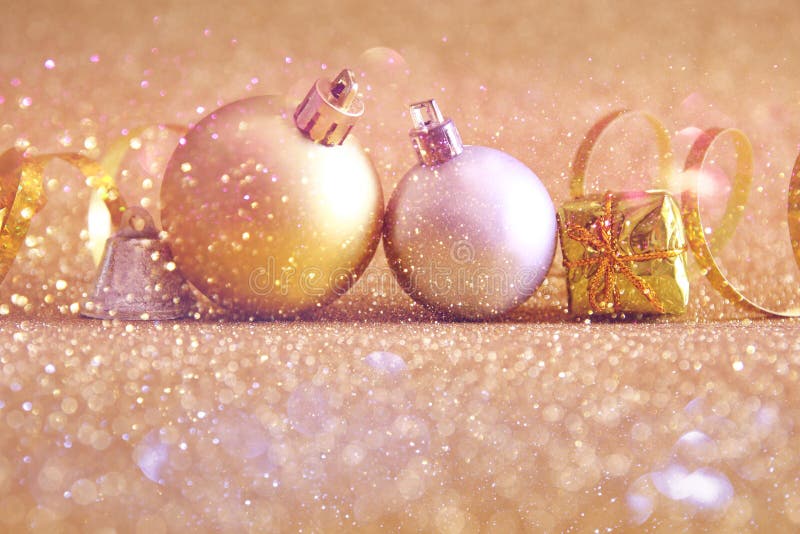 decoración festiva de la bola del árbol de la Navidad en fondo del brillo fotografía de archivo decoración festiva de la bola del árbol de la Navidad en fondo del brillo fotografía de archivo
