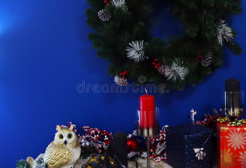 Decoración navideña con flores de mistletoo, velas y regalos fotos de archivo Decoración navideña con flores de mistletoo, velas y regalos fotos de archivo