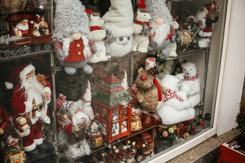 Decoración navideña. Elegante tienda con juguetes de Navidad en el mercado de vacaciones en la calle de la ciudad. Moderna santa fotos de archivo libres de regalías Decoración navideña. Elegante tienda con juguetes de Navidad en el mercado de vacaciones en la calle de la ciudad. Moderna santa fotos de archivo libres de regalías