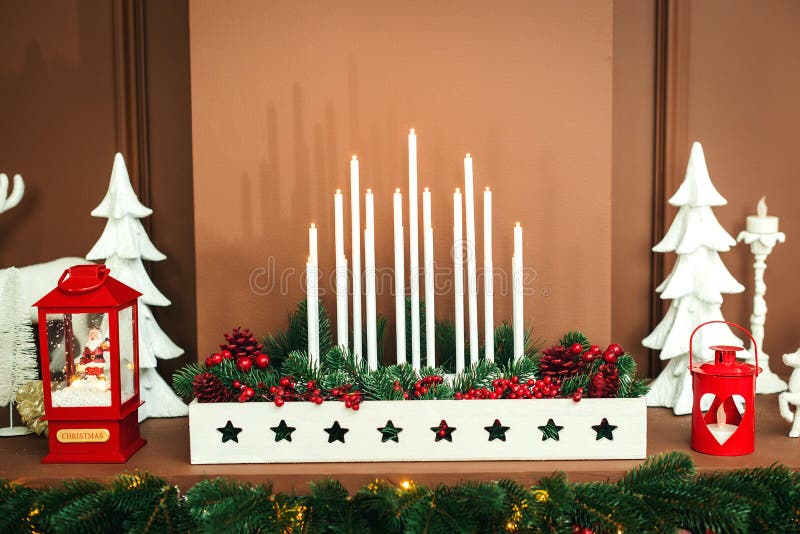 Decoración navideña en el salón Detalles del interior del hogar durante las fiestas navideñas Feliz año nuevo y feliz Navidad imagenes de archivo Decoración navideña en el salón Detalles del interior del hogar durante las fiestas navideñas Feliz año nuevo y feliz Navidad imagenes de archivo