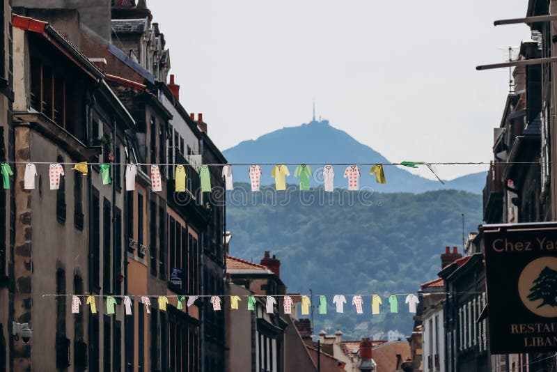Decoración que imita la ropa seca colgada en una calle de clermont ferrand con el volcán puy de dome al fondo