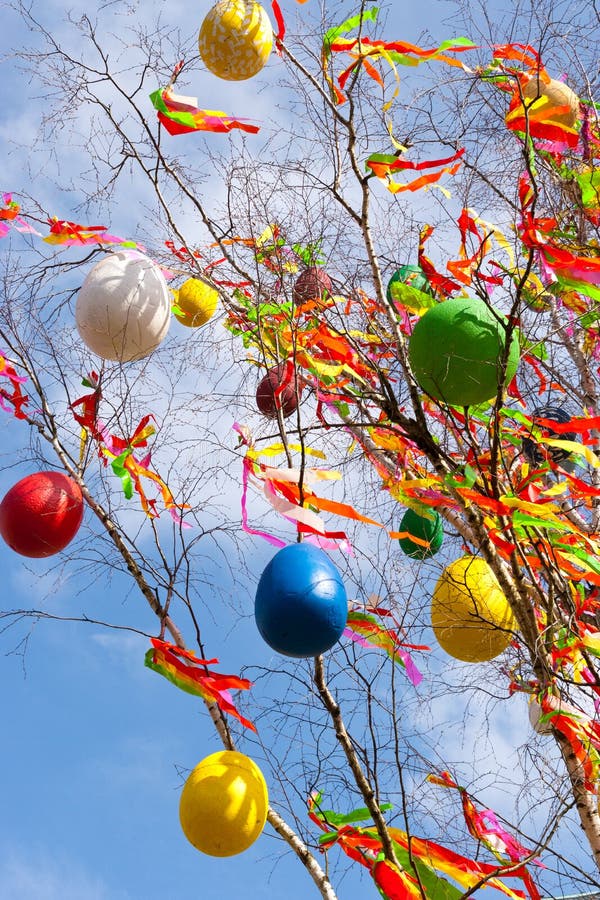 Decoración tradicional de Checo pascua - árbol de abedul adornado Betula Pendula con las cintas coloridas y los huevos pintados - fotografía de archivo libre de regalías Decoración tradicional de Checo pascua - árbol de abedul adornado Betula Pendula con las cintas coloridas y los huevos pintados - fotografía de archivo libre de regalías