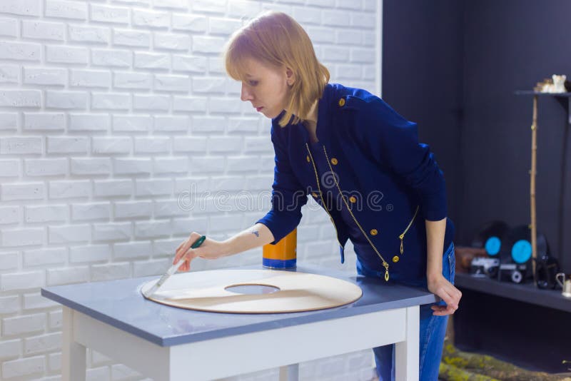 Decorador de la mujer profesional, diseñador que pinta la decoración de madera del círculo imágenes de archivo libres de regalías Decorador de la mujer profesional, diseñador que pinta la decoración de madera del círculo imágenes de archivo libres de regalías