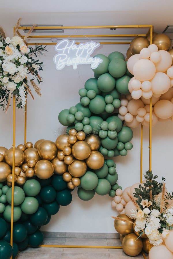 Decorarea elegantă a balonului aniversar cu semnul neon. royalty free stock photography