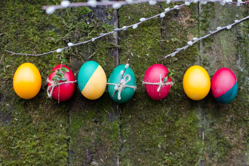 Zdobená velikonoční vajíčka na dřevěné pozadí