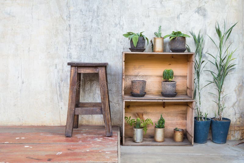 Madera sillas a decorado plantas la esquina en viejo casa.