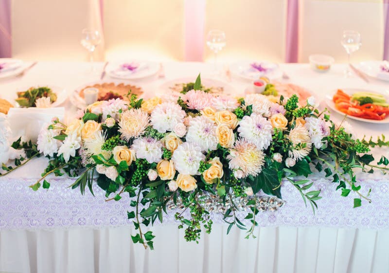 DECORATED TABLE WITH BEAUTIFUL FLOWERS IN THE ELEGANT RESTAURANT Stock