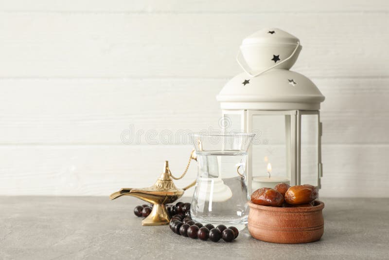 Decoratie en voedsel van Ramadan Kareem-vakantie op grijze lijst stock fotografie Decoratie en voedsel van Ramadan Kareem-vakantie op grijze lijst stock fotografie