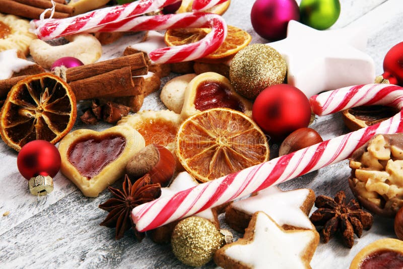 Decoratie met Kerstmiskoekjes Typische kaneelsterren met vruchten en noten stock afbeelding Decoratie met Kerstmiskoekjes Typische kaneelsterren met vruchten en noten stock afbeelding