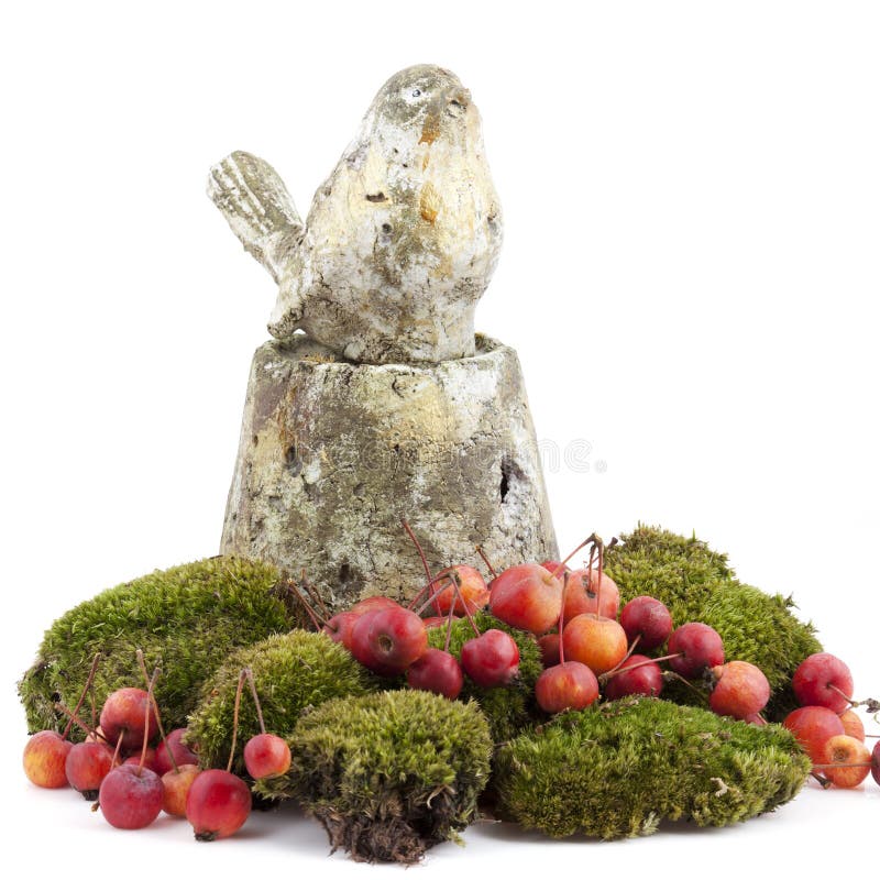 Decoratie met mos, crabapples en een vogelstandbeeld royalty-vrije stock fotografie