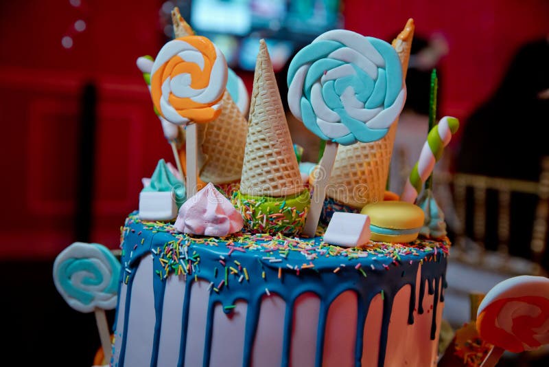 Decoratie Voor En Kerrie De Kleurvolle Cake Springt in De Wafelkegel Voor Consumptie-ijs in Assortiment, Versierd Met Suike Stock Afbeelding - of heerlijk, vakantie: 170015071