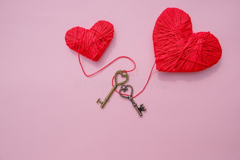 Decoratief rood hart en kleine metaalsleutel tegen roze achtergrond Feestelijk romantisch beeld voor de Dag van Valentine ` s De royalty-vrije stock foto's Decoratief rood hart en kleine metaalsleutel tegen roze achtergrond Feestelijk romantisch beeld voor de Dag van Valentine ` s De royalty-vrije stock foto's