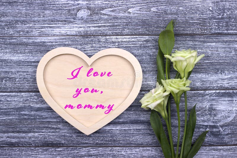 Decoratief wit houten hart op grijze houten achtergrond met het van letters voorzien Gelukkige Moeder` s Dag stock afbeelding Decoratief wit houten hart op grijze houten achtergrond met het van letters voorzien Gelukkige Moeder` s Dag stock afbeelding