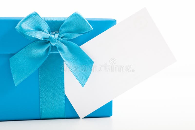Decoratieve blauwe Kerstmisgift met een lege markering stock afbeelding Decoratieve blauwe Kerstmisgift met een lege markering stock afbeelding