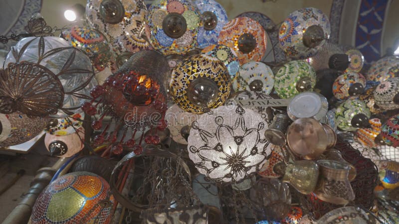 Decoratieve kaarsen in turks - grand bazaar. actie. onderaanzicht van wonderlijke lampen gemaakt van kleurrijk glas