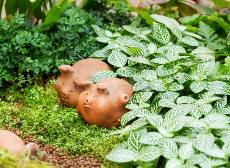 Decoratieve piggy klei stock foto's