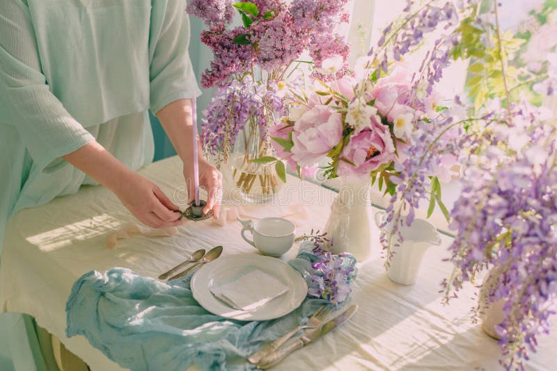 Decoration of the festive table with flowers in delicate colors and light shades