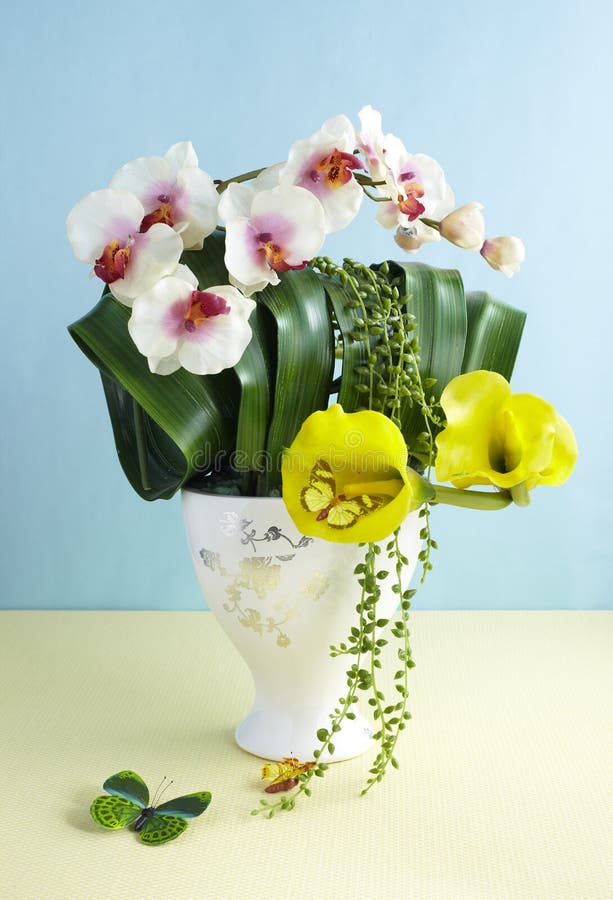 Decorative artificial flowers