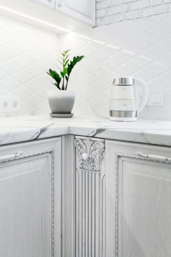 Decorative Elements on the Kitchen of the White Modern Kitchen